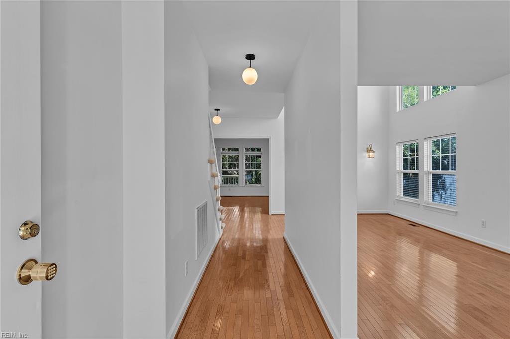 949 Oakland Ave Property Photo 3