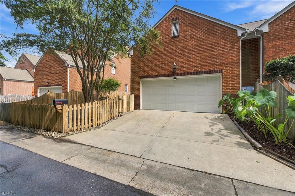 303 Herman Melville Ave Property Photo 39