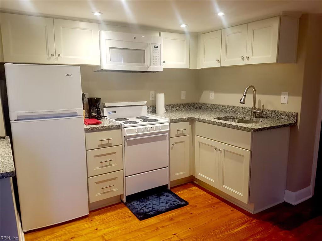652 Dune St Property Photo 9
