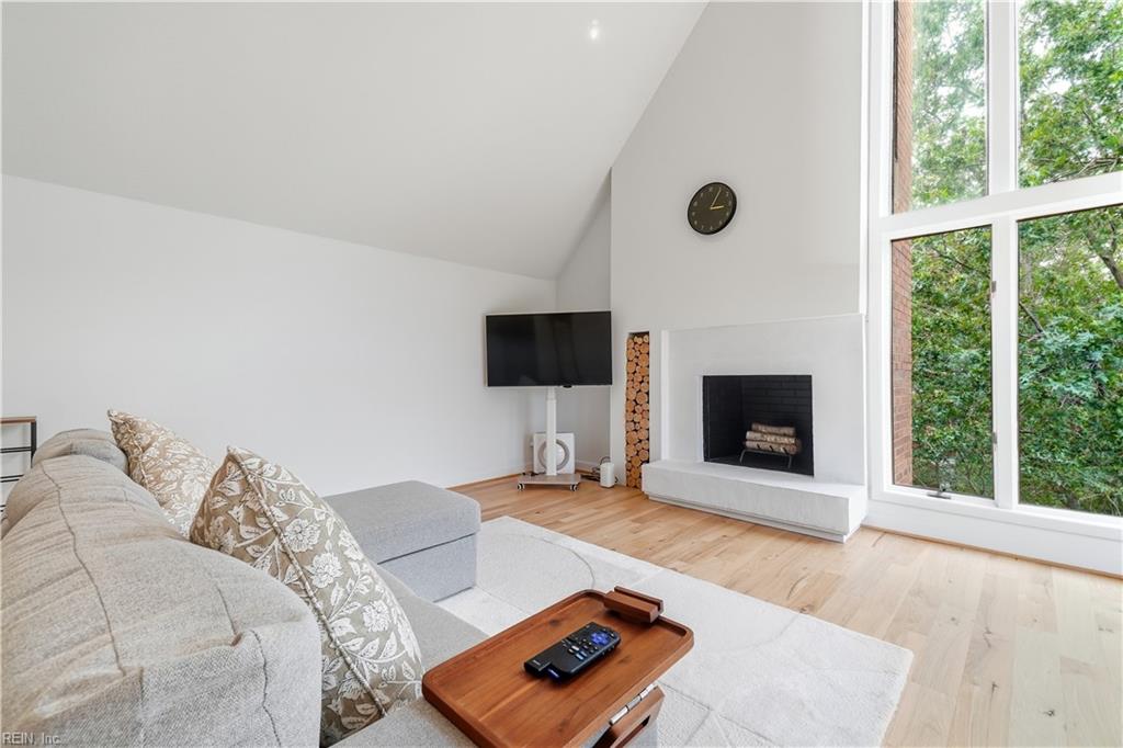 696 Mowbray Arch Property Photo 6