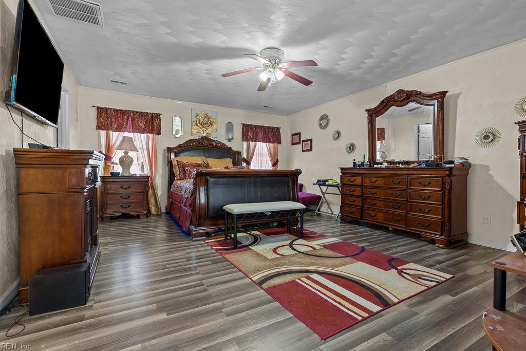 26059 Glyndon St Property Photo 7
