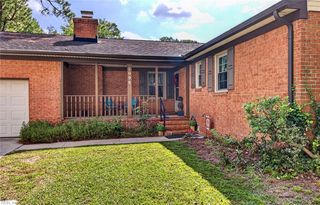 1098 Clear Springs Ln Property Photo 4