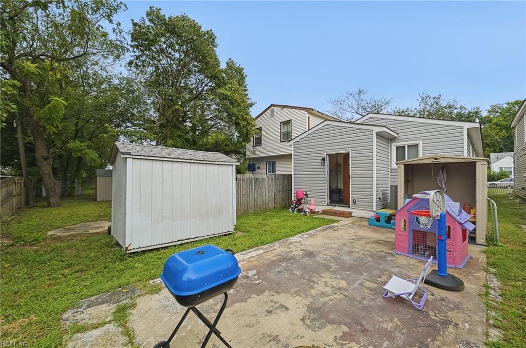 323 Pine Ave Property Photo 15