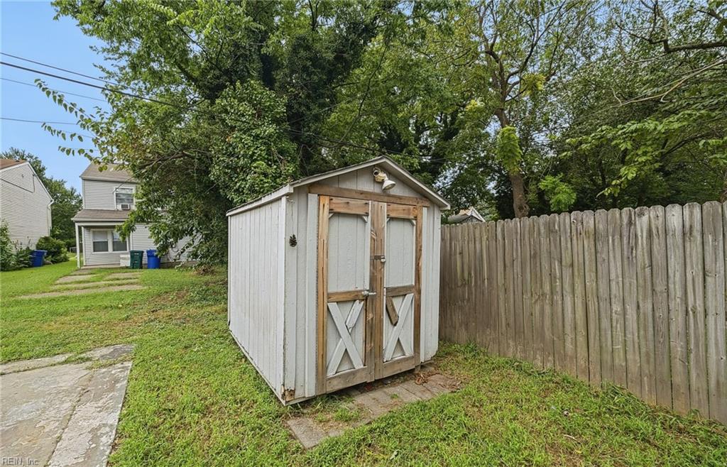 323 Pine Ave Property Photo 17