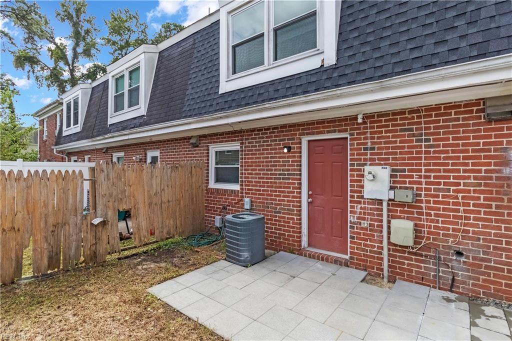 360 Susan Constant Dr Property Photo 20