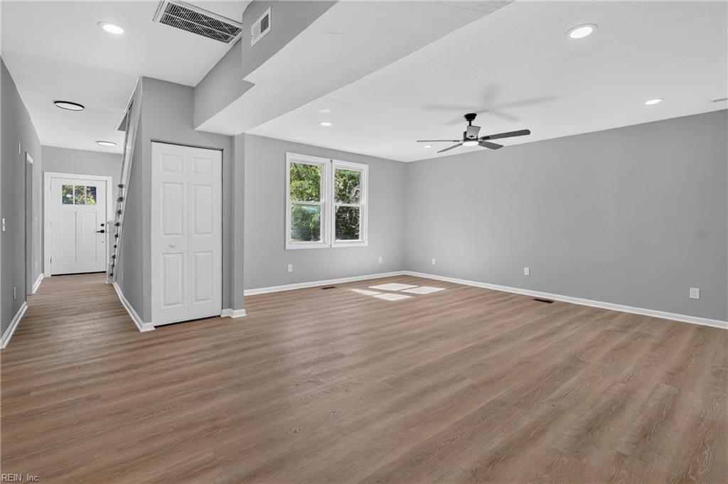 854 W 42nd St Property Photo 15