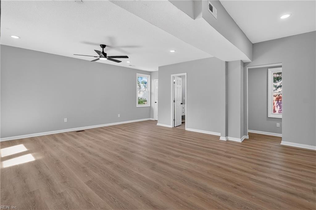 854 W 42nd St Property Photo 17
