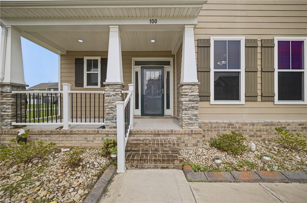 100 Chalmers Dr Property Photo 3
