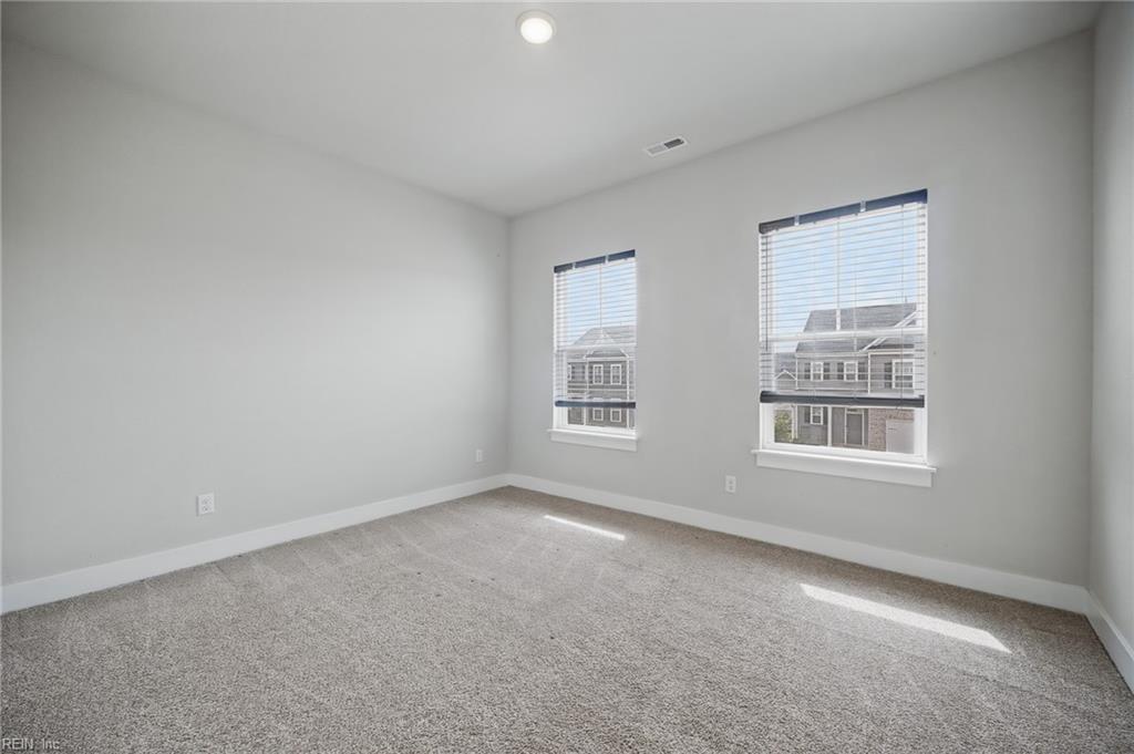 100 Chalmers Dr Property Photo 16