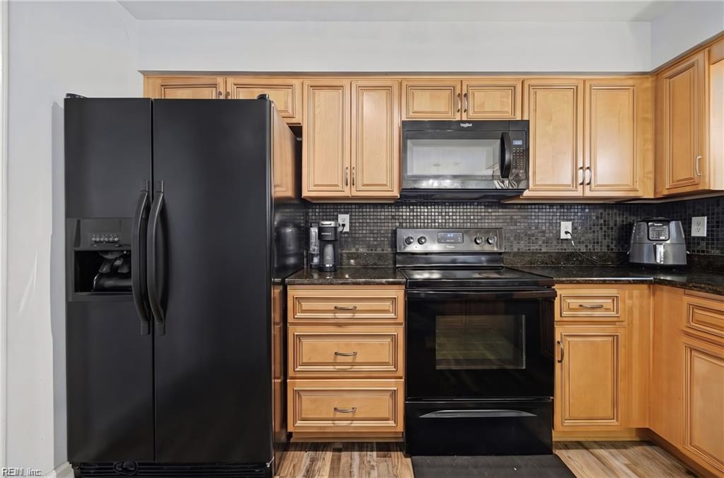 853 Yorkshire Ln Property Photo 13