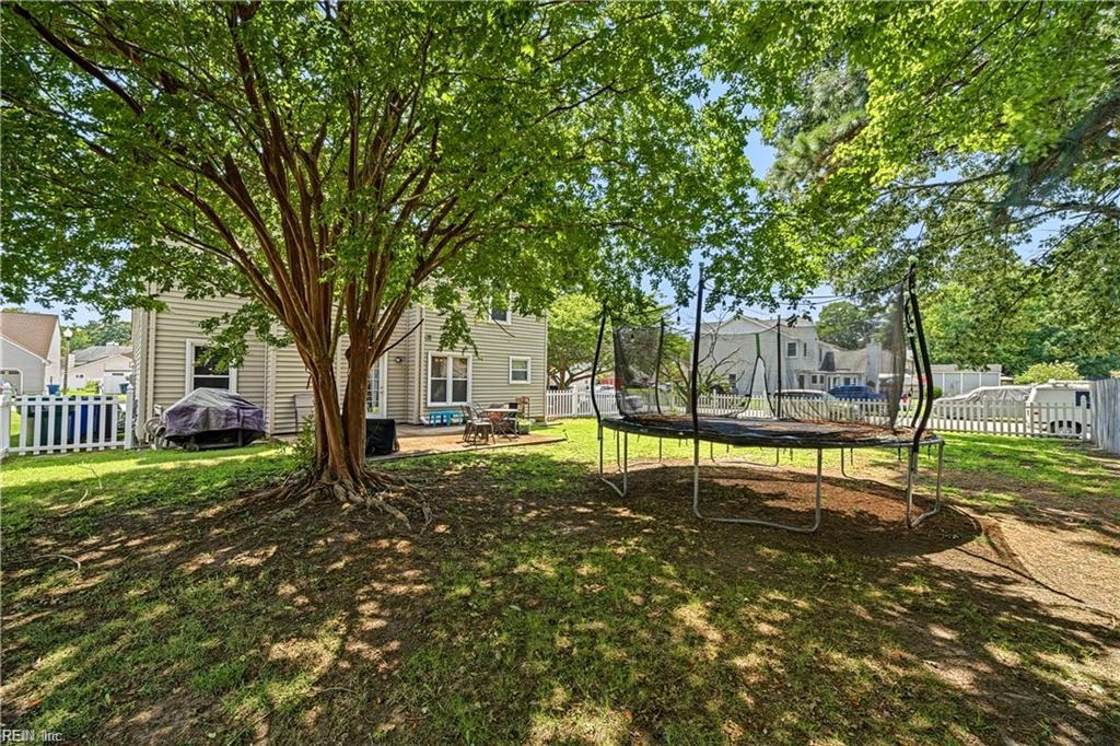 853 Yorkshire Ln Property Photo 28