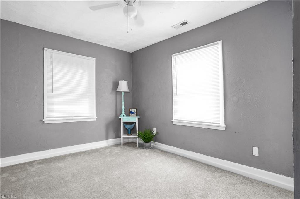 853 21st St Property Photo 11