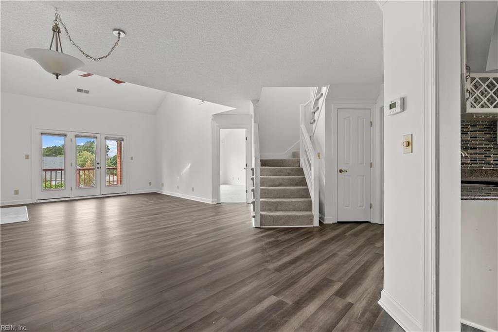 302 Mainsail Dr Property Photo 5
