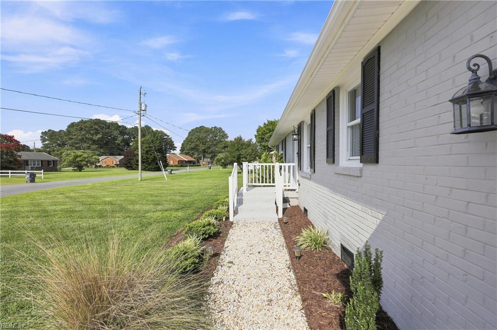 46 Holland Ln Property Photo 4