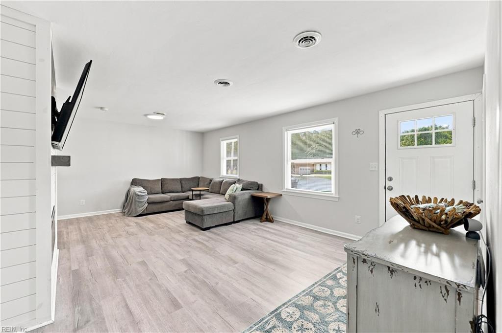 46 Holland Ln Property Photo 6