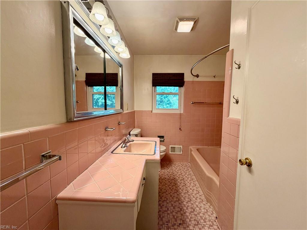 436 Thole St Property Photo 17