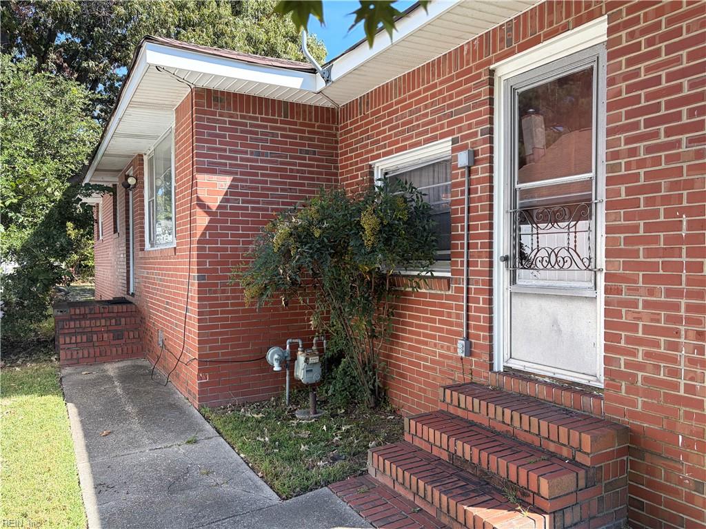 214 W Government AVE Property Photo 1