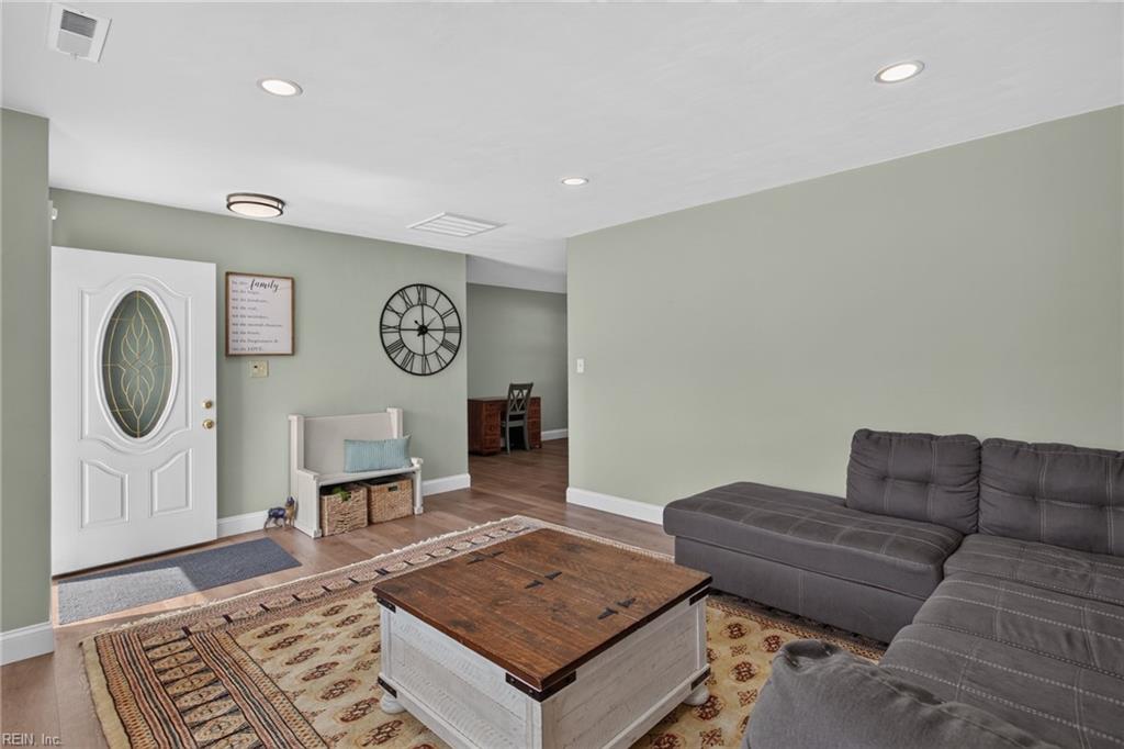 444 Beverly Pl Property Photo 8