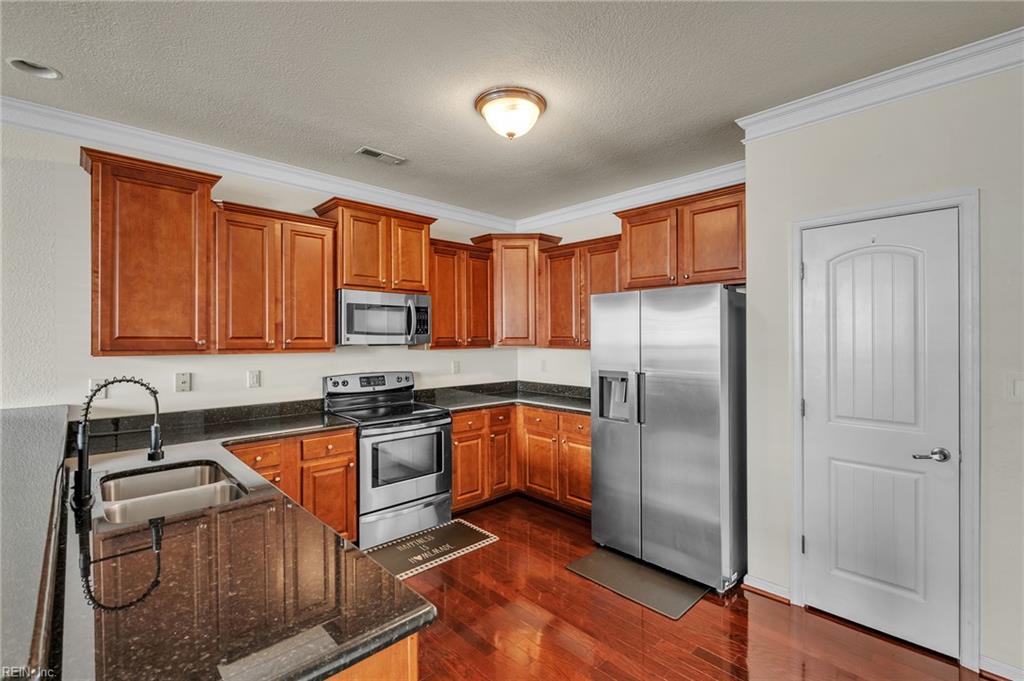 404 Tanners Green Ct Property Photo 8