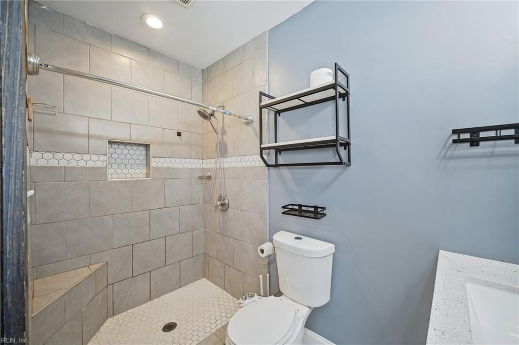 301 Viking St Property Photo 18
