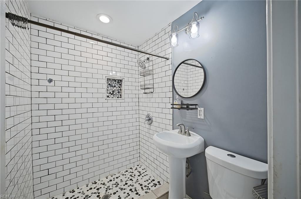301 Viking St Property Photo 19