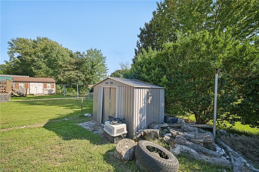 301 Viking St Property Photo 25