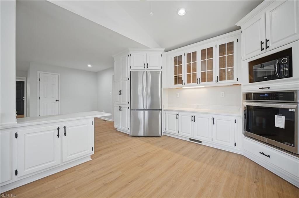 835 Isham Pl Property Photo 16