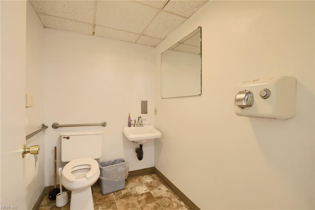 2420 W Mercury Blvd Property Photo 18