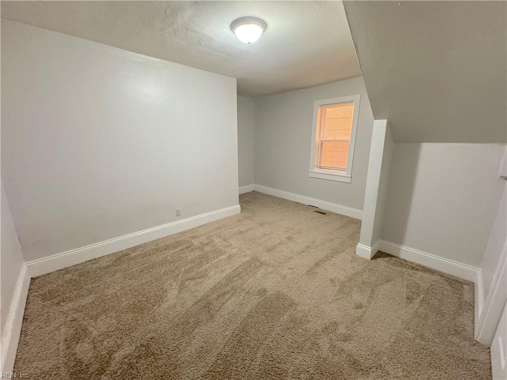 211 W 27th St Property Photo 22