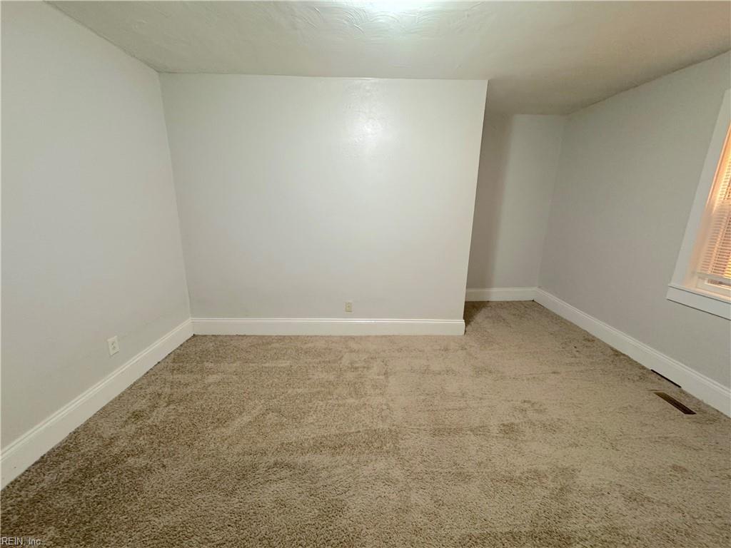 211 W 27th St Property Photo 26