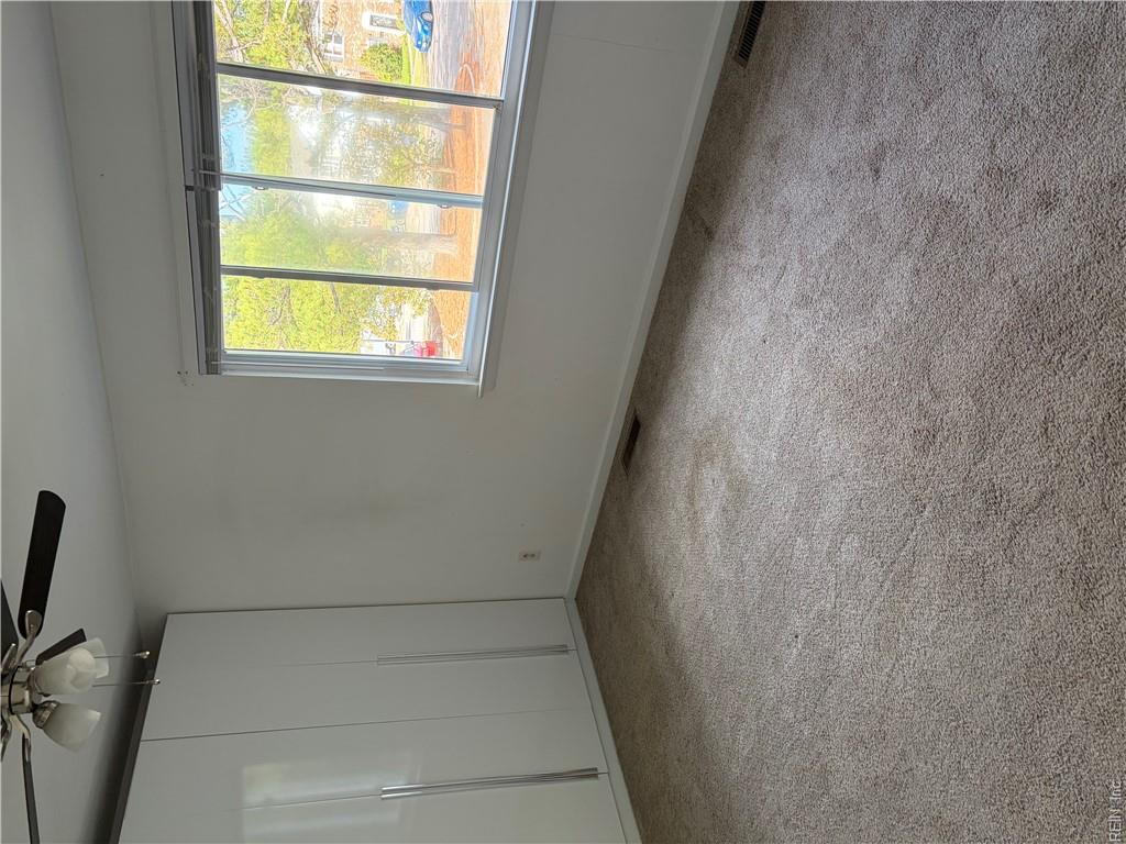 801 Grosvenor Ct S Property Photo 10