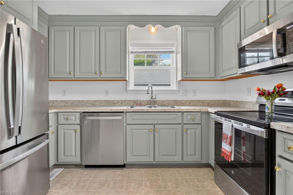 815 W Queen St Property Photo 3