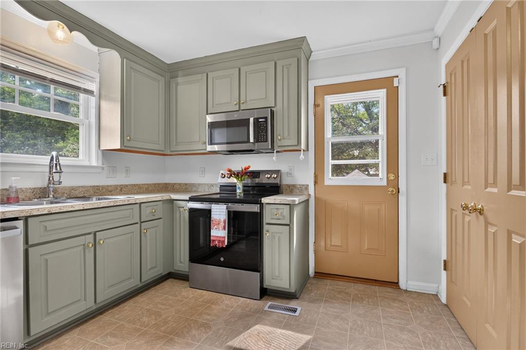 815 W Queen St Property Photo 14