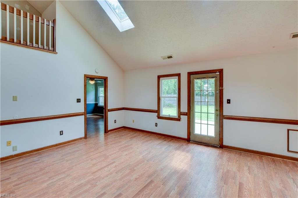 144 Lane Cres Property Photo 3