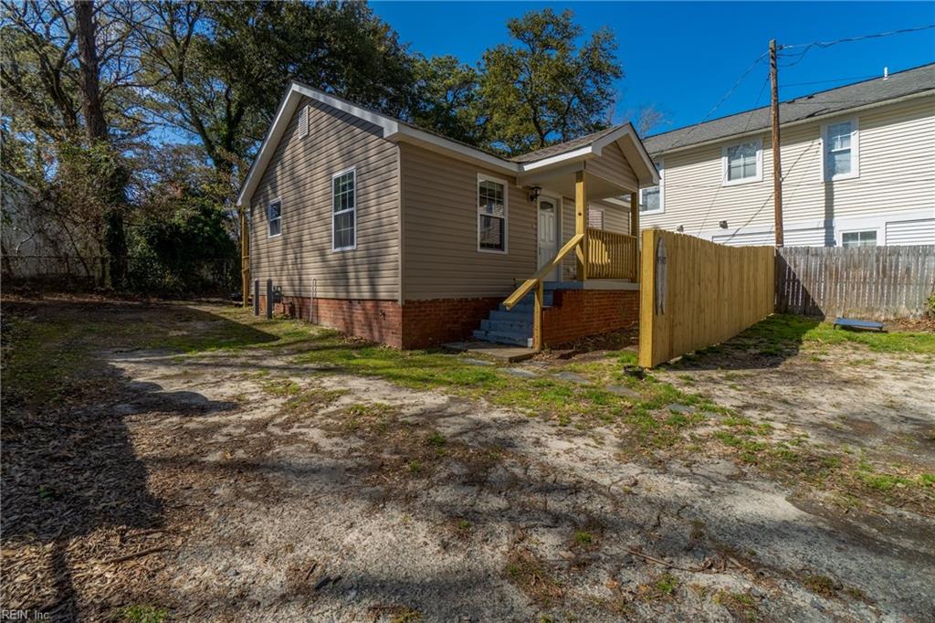 9533 11th Bay St Property Photo 2