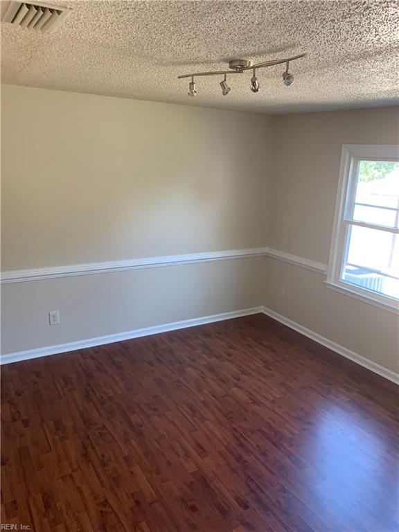 524 Stuart Cir Property Photo 5