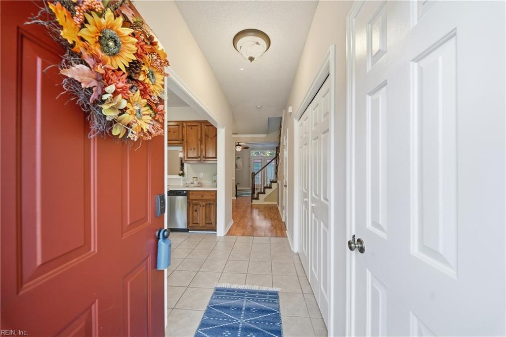 758 Creekside Cres Property Photo 2