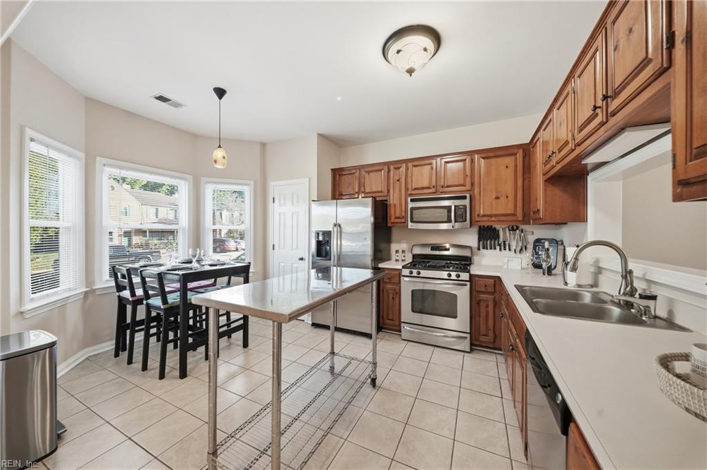 758 Creekside Cres Property Photo 3