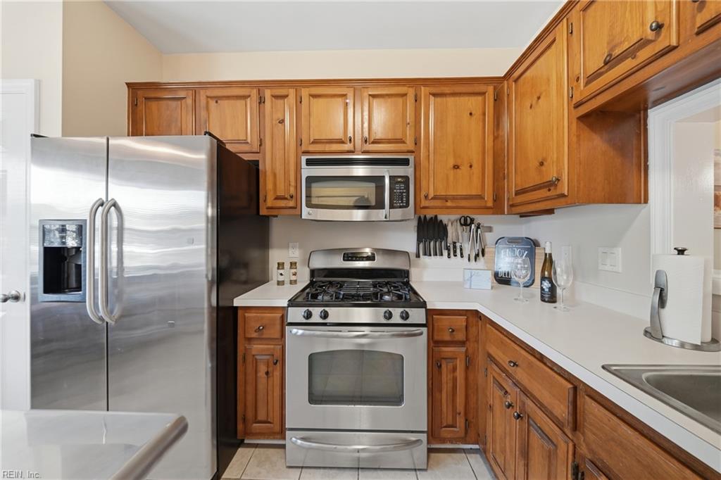 758 Creekside Cres Property Photo 4