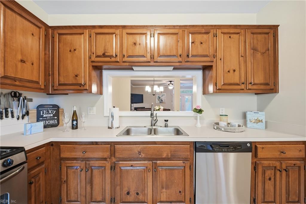 758 Creekside Cres Property Photo 6