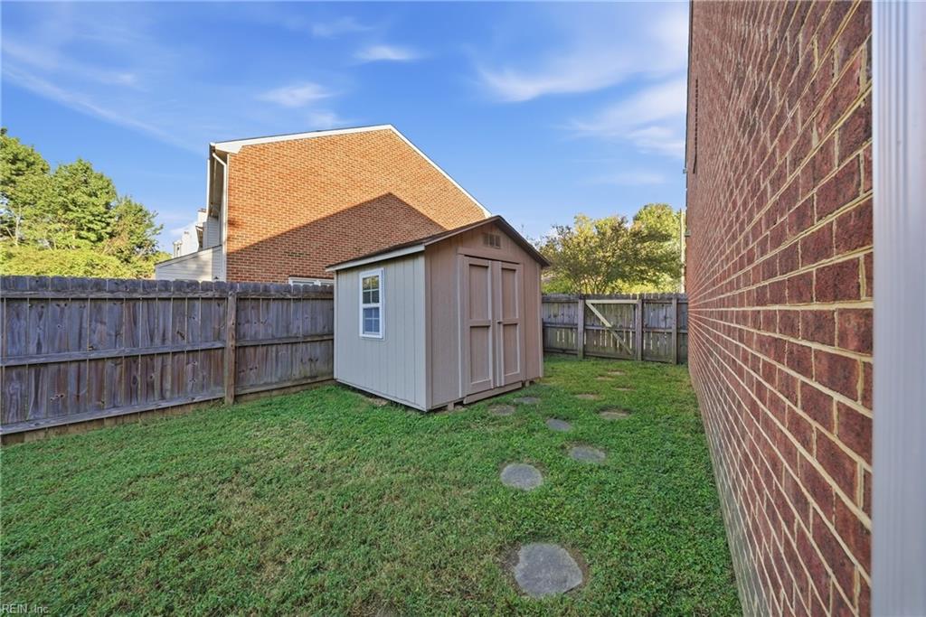 758 Creekside Cres Property Photo 25
