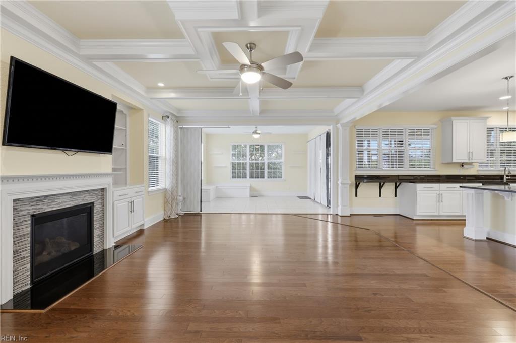 9501 N River Rd Property Photo 11