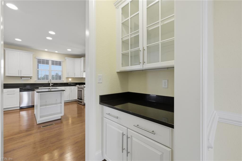 9501 N River Rd Property Photo 15