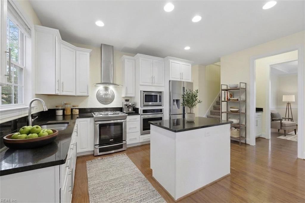 9501 N River Rd Property Photo 18