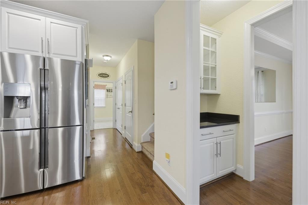 9501 N River Rd Property Photo 19