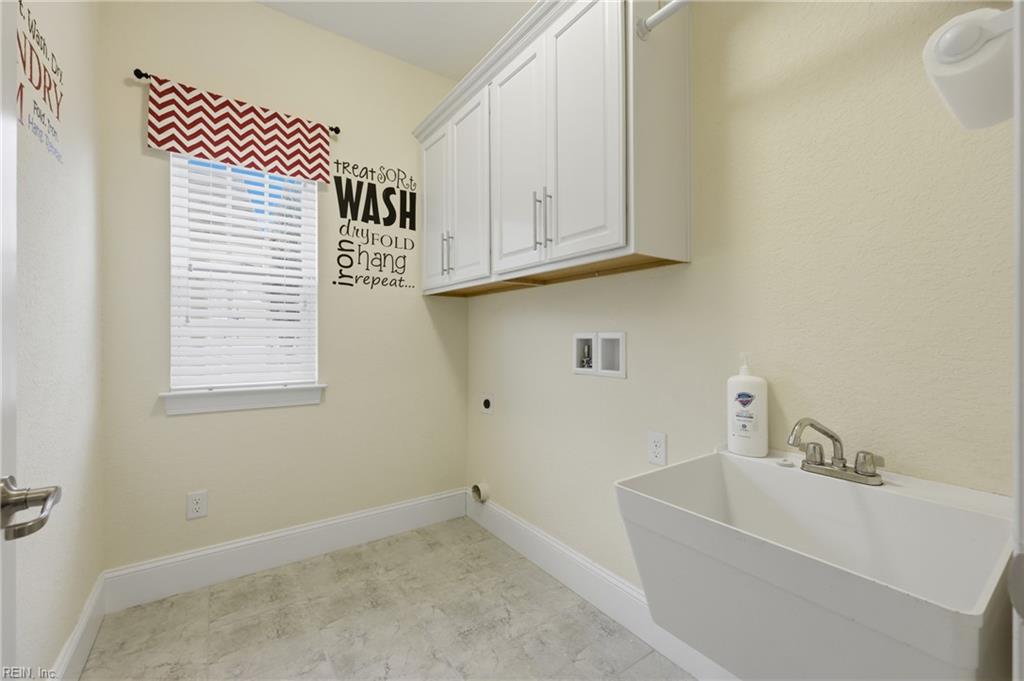 9501 N River Rd Property Photo 23