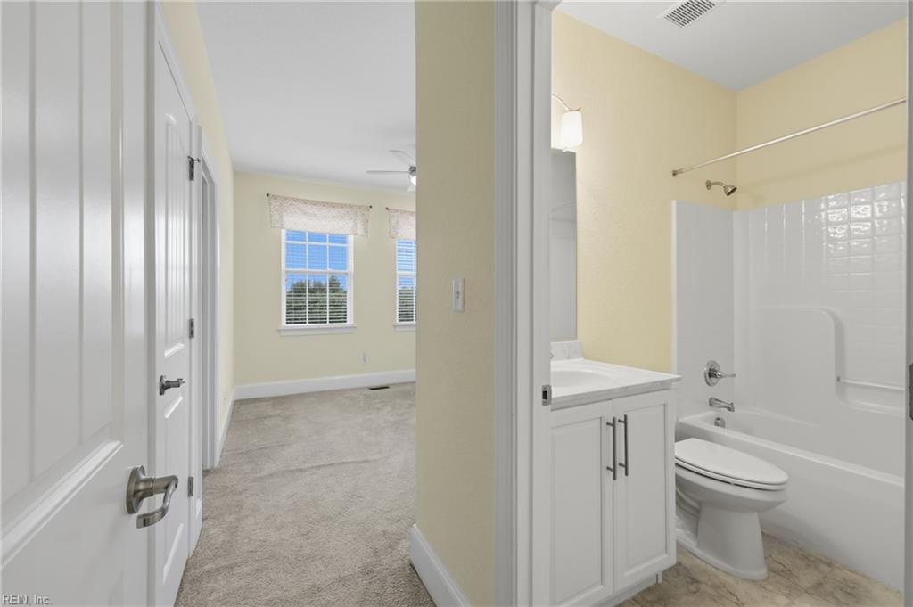 9501 N River Rd Property Photo 24