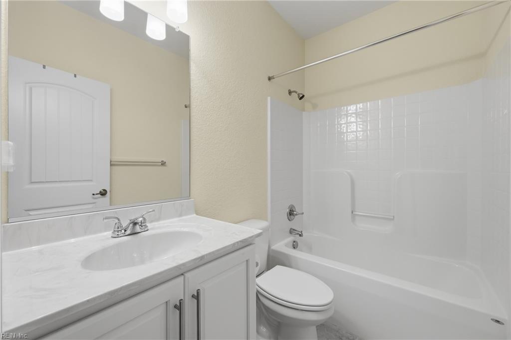 9501 N River Rd Property Photo 26