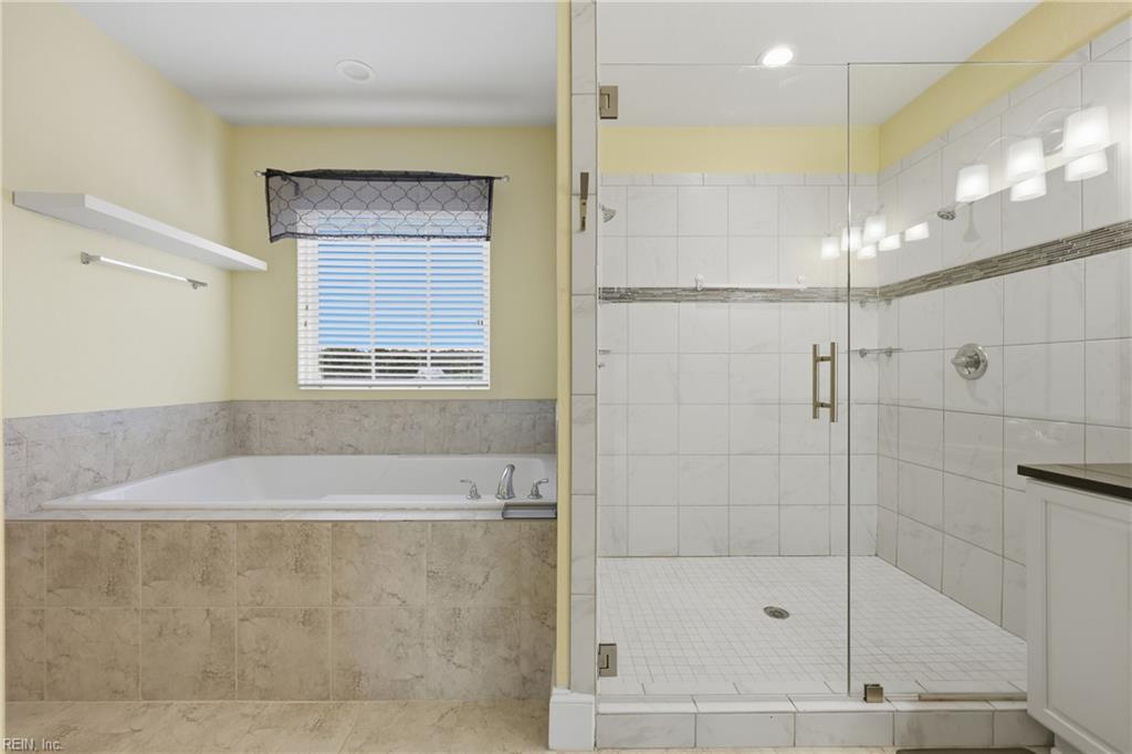 9501 N River Rd Property Photo 34