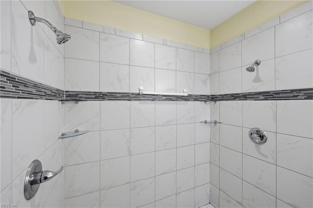 9501 N River Rd Property Photo 37
